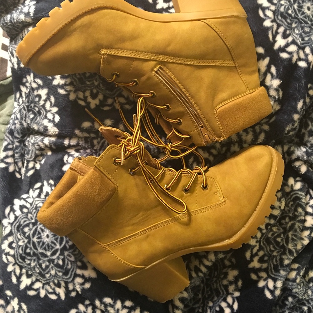 SOLD!!! Zigisoho sz 10 NWOT heeled hiking boots